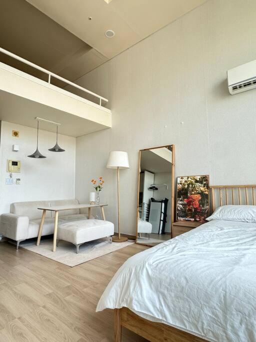 Modern Loft Hongdae Apartemen