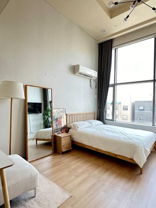 Modern Loft Hongdae Apartemen